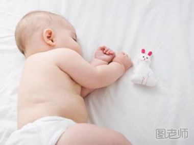 宝宝睁眼睡觉是怎么回事 宝宝睁眼睡觉的原因有哪些