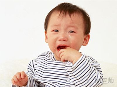 宝宝睡不好觉之打呼噜  　　原因：不是只有成年人才会打鼾，小宝宝也会。当空气穿过宝宝狭窄的鼻腔或喉管的背面时，宝宝就会打鼾。如果宝宝感冒了，或者鼻腔通道被奶粉或食物堵住了，也会出现这种打鼾现象。  　　建议：1.如果宝宝感冒了，可以用棉签处理分泌物，使用儿童滴鼻剂，蒸气熏鼻空气加湿等方法。平时注意多用棉球或盐水清洁鼻腔。  　　2.若是因为鼻腔通道被奶粉或食物堵住，你只要让宝宝头部朝下就能把食物吐出来。  　　3.另外，睡眠呼吸暂停综合征之类的睡眠疾病也能引发打鼾，如响声很大的打鼾或喷鼻息、大口喘气、窒息以及睡觉不安等都是睡眠呼吸中止症的表现。如果出现这些现象，那就要注意了。如果拿不准，最好向儿科医生说明具体情况。  宝宝睡不好觉之蹬腿蜷胳膊  　　原因：婴儿的神经系统很不成熟，他们很难控制对噪音、温度等环境刺激的反射或反映，这就意味着那些古怪的动作是自然而然的，通常也是无害的。  　　建议：1.你可以用手指轻轻地按住宝宝抽动的胳膊或腿，如果抽搐停止，就代表这是正常的。  　　2.如果按住宝宝后，抽动仍没有停止，或者如果宝宝醒着的时候也抽搐，又或者全身痉挛，就要做进一步的诊断了，包括检查是否患有癫痫。  　　3.对于不是由神经性疾病引起的抽搐，当宝宝到了2~4个月大的时候通常就会减少。  宝宝睡不好觉之睡前哭闹  　　原因：这种情况说明还没有给宝宝建立起一个良好的睡眠习惯，他把晚上8点多的睡眠当成午觉睡了。9-12个月的宝宝，夜晚睡眠时间在11.25小时左右，白天的睡眠一般分2次，共2.5个小时的左右。妈妈注意给宝宝调整好白天的活动量及睡眠时间，要让宝宝学会自我安抚入眠。  　　建议：1.每晚坚持睡前程序。临睡前，唱一支摇篮曲，讲一两个小故事、亲吻他并互道晚安等。让宝宝习惯成自然地记住了下一个程序，那样会更有安全感。  　　2.巧用安抚物。给宝宝一个可抱可安全啃咬的安抚小物是最好的办法，比如安抚小熊。宝宝醒来后找到自己的小伙伴，就找到了安全感，玩一会儿后会重新入睡，慢慢他醒来就不会再哭闹找人。  　　3.确保宝宝白天睡眠的充足。6-12个月是宝宝生长发育迅速的时间，白天他们的活动量较大，要尽量坚持让他们在固定的时间小睡，确保睡眠充足。时间控制在3小时以内。  　　4.宝宝要有固定的作息规律。睡眠时间一般在19：00-20：30之间，再晚的话宝宝很可能会因为太疲倦而睡不着。白天，如果宝宝超过3个小时仍没有醒来，应该叫醒他。白天的小睡也要尽可能有规律。  宝宝睡不好觉之怕黑  　　原因：不愿意和父母分离。因为幼儿闻着父母的味道、抱着父母的脖子或手臂入睡，对于幼儿来说一定是件幸福的事。孩子对黑暗的恐惧感。研究发现，幼儿的认知能力及想象力在快速发展，对黑暗很容易联想出妖魔鬼怪。同时又缺乏生活经验，常常会觉得自己是无能为力的，会依赖大人给他安全感。  　　建议：1.安抚孩子对黑暗的恐惧情绪。您可以搂搂她，理解她的情绪："宝宝担心晚上睡觉会有怪物，是吗?"请不要给孩子贴"胆小鬼"的负面标签，这会让孩子更自卑和害怕。您还可以跟孩子说"宝宝放心，爸爸妈妈随时都会保护你的"，从而帮助孩子建立安全感。  　　2.创造温馨的入睡氛围。允许孩子带一些自己喜欢的东西上床睡觉，例如毛绒熊、奶瓶等。您还可以给孩子讲一些睡前故事，选择情节比较平缓的故事，讲述时语调轻柔。而平时生活中，也要谨慎帮孩子选择电视节目和图书，尽量避免孩子看到恐怖镜头或血腥场面。  　　3.循序渐进帮助孩子独立入睡。如果您一下子告诉孩子要自己睡，这对他来说是很痛苦的。可以先让孩子的小床靠着父母的大床，鼓励孩子尝试自己入睡。当孩子习惯后，再试着让孩子在自己的房间睡觉。  宝宝睡不好觉之夜奶  　　原因：宝宝已经1岁多了，还需要喝夜奶，这往往不是食物需求，而是精神需要。一般8个月时就可以训练宝宝断夜奶了，这时宝宝已经加辅食有一段时间了，可以满足宝宝的睡整觉的食物需求。  　　建议：1.为防止宝宝饿醒，临睡前的最后一顿奶要延迟，把宝宝喂饱;  　　2.逐渐减少给宝宝夜间喂奶的次数，从三次到两次再到一次，让宝宝慢慢习惯;  　　3.妈妈和宝宝分开睡，晚上让其他家人照顾宝宝;  　　4.用各种方法安抚宝宝，必要时使用安抚奶嘴;  　　5.“夜奶宝宝”一般有奶瓶依赖的问题，可试着将宝宝的奶瓶换成杯子，让他渐渐学会并习惯使用杯子;  　　6.训练宝宝白天坐着喝奶，这有利于戒除夜间躺着喝奶的习惯。戒掉夜奶的关键是要慢慢地、循序渐进地坚持，坚持一段时间，大多数宝宝会逐渐适应不吃夜奶的。  宝宝睡不好觉之磨牙  　　原因：1.寄生虫。肠道内有寄生虫扰动，使肠壁不断受到刺激，会引起咀嚼肌的反射性收缩而出现磨牙。  　　2.挑食偏食。有挑食、偏食不良习惯的孩子易缺乏钙和维生素。  　　3.心因性。焦虑、压抑、烦躁不安、过度紧张等不良情绪会导致宝宝夜间磨牙。  　　4.牙颌因素。7~12岁是乳牙、恒牙的交替过程，如牙齿发育不好，上下牙颌接触时有的牙尖过高，咬颌面不平，因此造成的高点或障碍点是引起夜磨牙的重要原因。还有乳牙期如果为反颌(地包天)，也会导致宝宝的夜磨牙。  　　建议：1.调整饮食。先看儿科医生以排除寄生虫、以及评估全身的营养状况，饮食上应合理调配膳食，粗细粮、荤素菜搭配，防止孩子营养不良，还要教育孩子不偏食、不挑食，晚餐不要过饱，以免引起胃肠不适。  　　2.定期牙科检查。定期常规的牙科检查必不可少。对有咬颌问题的，尽早干预治疗。反颌可以在四五岁就开始矫治器的佩戴，进行调整。有牙咬合不良的进行调颌治疗，磨除牙齿高点或障碍点后可减轻或消除夜磨牙。抑制孩子磨牙可在睡前戴上颌垫，戴上后可阻断牙颌干扰对磨牙的触发作用。晚上戴，清晨起床后取下，一般戴半年可消除夜磨牙，还可起到保护牙齿的作用。  　　3.消除心因性。给孩子创造一个舒适和谐、充满欢乐的家庭环境，消除各种不良的心因性因素。  宝宝睡不好觉之汗多湿身  　　原因：我们进入不同睡眠阶段的时候都会出汗，但是婴儿出汗更多，因而他们的睡眠周期更短。婴儿的头是其最大的身体部分，也是热量散失最多的地方，因此这就会造成婴儿的额头和头发比身体的其他部位出汗更多。当然，温度过高也是导致他们出汗的原因。为了确保你的宝宝睡觉的时候不会太热，要让室温保持在15.5℃~21℃，并给他盖好被子。  　　建议：如果宝宝有发烧或其他生病的迹象，例如嗜睡，你就要带他去看医生了。一般3~4个月的时候，随着睡眠周期变长，大部分宝宝就不会再出这么多汗了，而有些宝宝，还会在睡觉的时候出汗，这种情况会持续到蹒跚学步的年纪或更久。