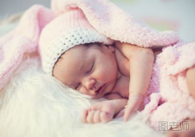 宝宝睡觉的错误姿势有哪些 对着宝宝睡觉好吗