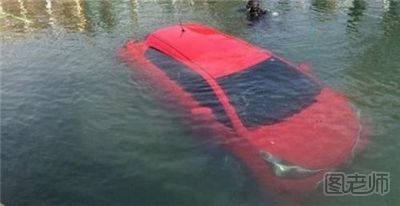 汽车掉进水里怎么自救