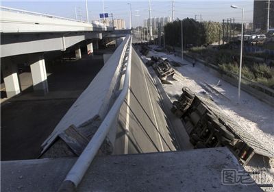 坍塌4.jpg郑州一高架桥桥面坍塌致1死8伤 坍塌建筑物中如何自救