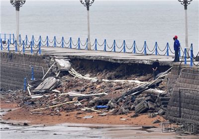 坍塌2.jpg郑州一高架桥桥面坍塌致1死8伤 坍塌建筑物中如何自救
