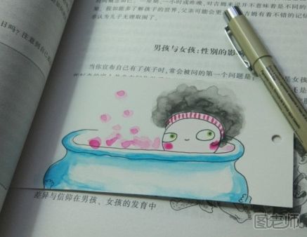 泡澡的女孩手绘书签的画法