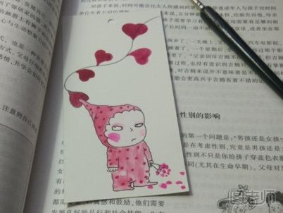 粉红女孩手绘书签的画法