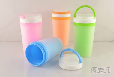 用塑料杯喝水易导致中毒