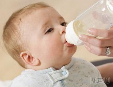 宝宝吐奶是不是吃太饱了 别让宝宝过饱 