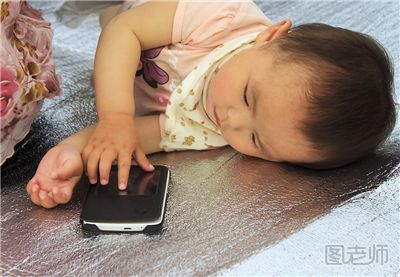 宝宝玩手机的危害 玩手机影响生长发育