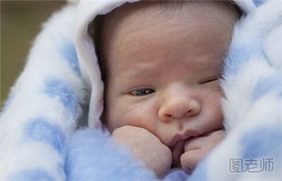 家长担心婴儿着凉层层包裹致缺氧离世 如何预防捂热综合症