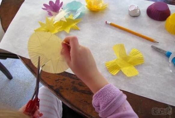 幼儿园手工制作：教你用蛋糕纸DIY母亲节手工鲜花