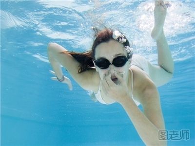 游泳抽筋怎么处理 游泳抽筋的自救办法