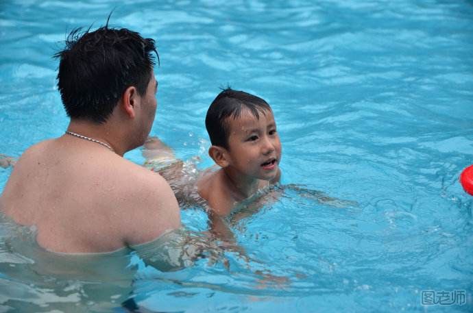 夏天游泳怎么学得快 轻松教你学游泳