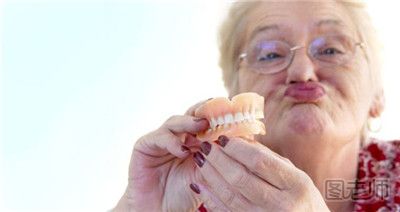 老人误吞假牙险至食管穿孔 老人佩戴假牙要注意什么