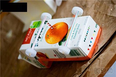 废物利用：果汁盒制作小汽车的步骤图解