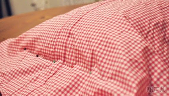旧衬衫大变身 抱枕套怎么用旧衬衫做成？
