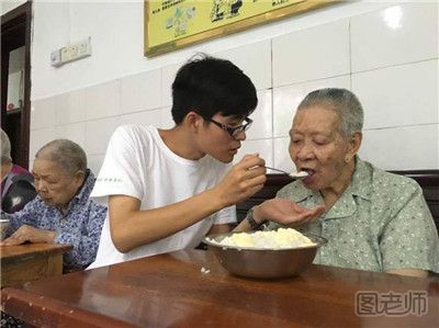 65岁爹爹吃花卷被噎住栽倒昏迷 吃东西被噎住怎么办