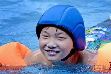 不会游泳怎么办 漂浮头盔让你马上学会游泳