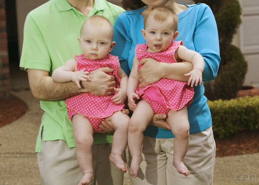  英国23岁妈妈生下三胞胎儿子 怎么生双胞胎或三胞胎