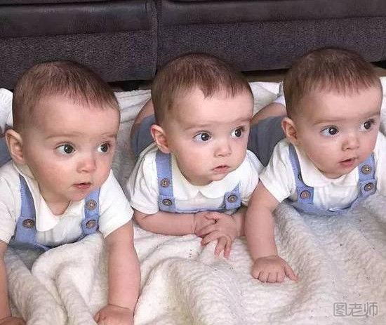  英国23岁妈妈生下三胞胎儿子 怎么生双胞胎或三胞胎