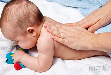清理宝宝肚脐时要注意做好消毒