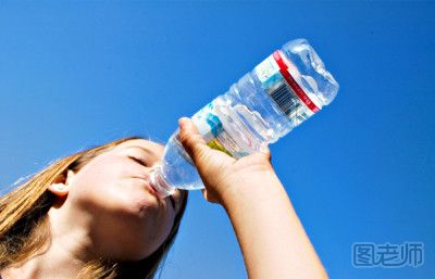 夏天一次性喝多少水