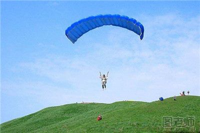古稀老太爱上滑翔伞享受自由翱翔 玩滑翔伞要注意什么