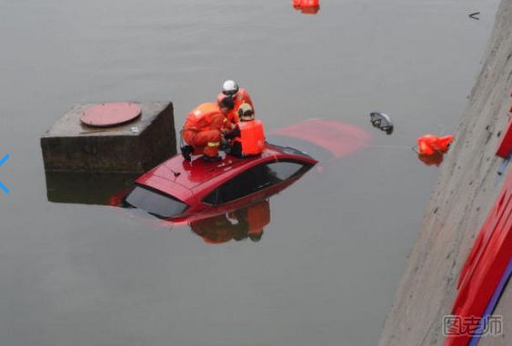 女司机倒车倒入15米深河堤 倒车需要注意什么