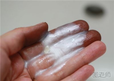 染发剂弄到皮肤上怎么洗掉 清洗染发剂6种方法