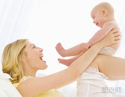 拥抱可以促进宝宝的智商