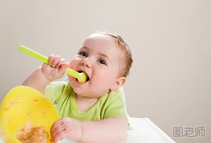 婴儿吃饱有什么表现 怎样判断宝宝已经吃饱