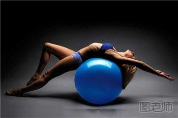 如何用瑜伽球塑造完美体形