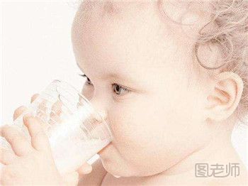 宝宝喝水要如何喝水