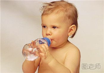 宝宝喝水要如何喝水