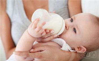 宝宝吃奶粉上火怎么办 如何让宝宝吃奶粉不上火