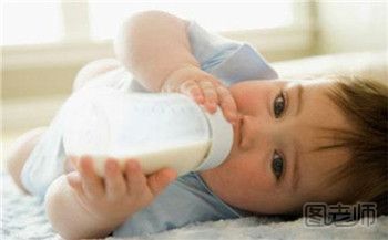 宝宝吃奶粉上火怎么办 如何让宝宝吃奶粉不上火