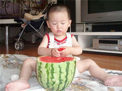 夏天宝宝吃西瓜拉肚子怎么办？宝宝吃西瓜拉稀的解决方法