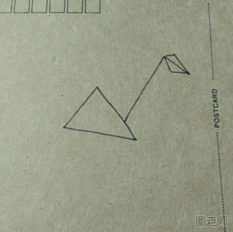 描绘线条  　　用勾勒笔开始着重勾勒出千纸鹤的身体线条
