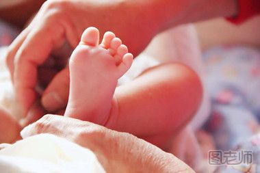 婴儿罗圈腿有哪些症状 如何预防婴儿罗圈腿