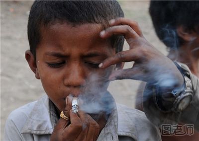 “小烟枪”遍布全球 青少年吸烟有什么危害