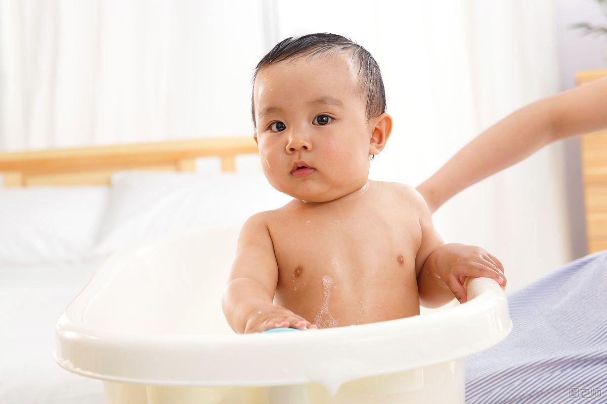 父母在夏季给宝宝洗澡有哪些不好的习惯