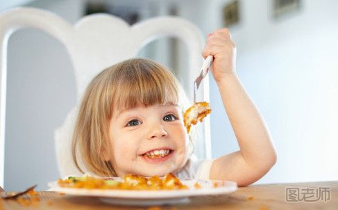 “追着喂饭”对孩子有什么危害？如何让宝宝吃饭变得容易