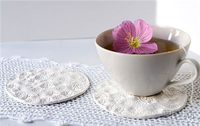 粘土杯垫究竟是如何变美的 纽扣花纹粘土杯垫制作方法