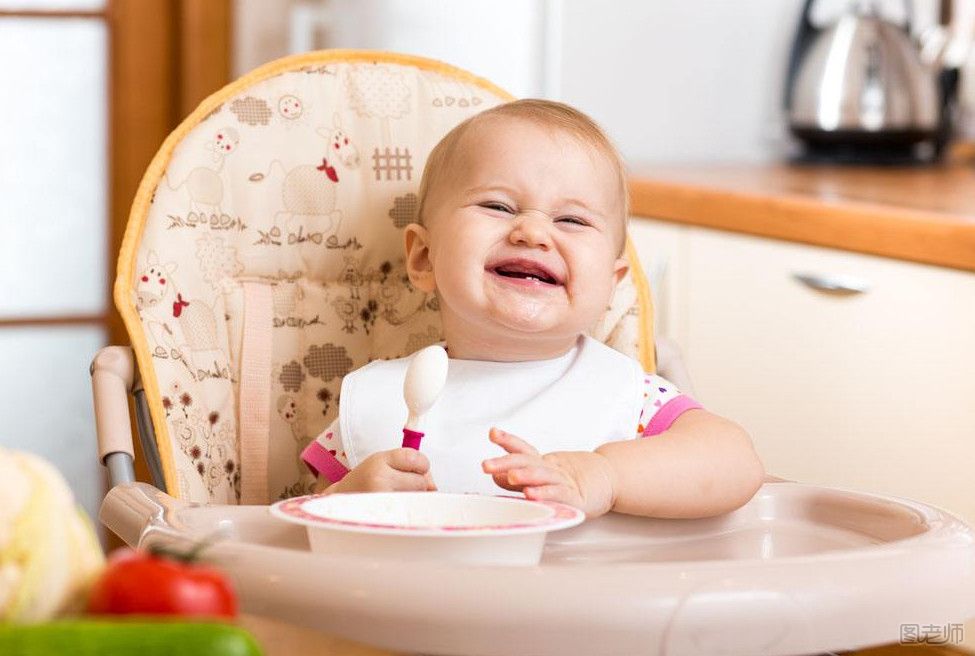 “追着喂饭”对孩子有什么危害？如何让宝宝吃饭变得容易