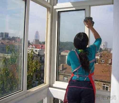 女子穿内衣裤擦玻璃时坠楼 在家擦玻璃时要注意什么