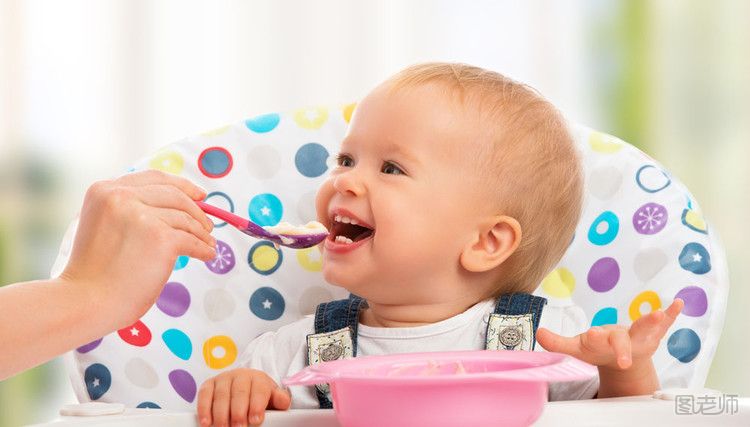 如何培养孩子自己吃饭 孩子多大可以吃成人饭
