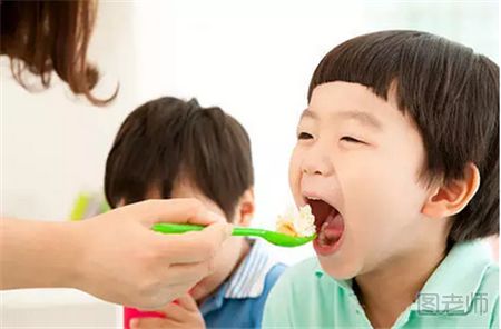 喂孩子吃饭的误区 嚼饭喂孩子的危害有哪些