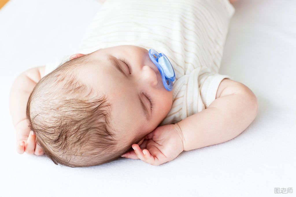 婴儿什么时候用枕头 专家称没必要马上给枕头
