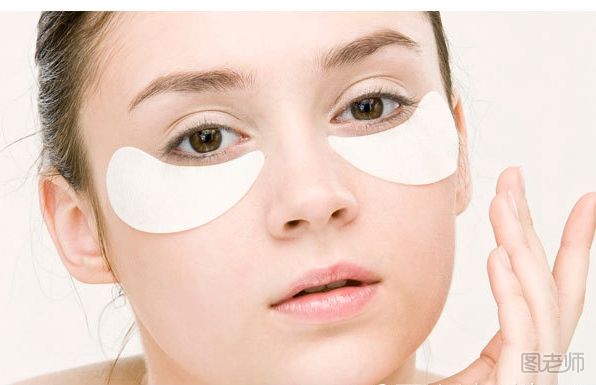 　科颜氏牛油果眼霜质地：乳霜状质地，在接触到肌肤的刹那，会自动转变为水状质地，带给肌肤最大的保水度，滋养眼部肌肤。