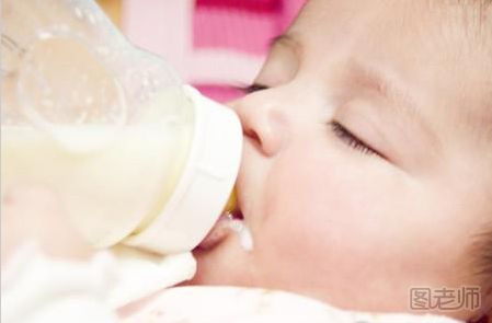 婴儿睡觉吃奶有什么危害 婴儿睡觉吃奶的四大危害