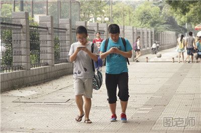女子走路玩手机从天桥跌落 边走路边玩手机有什么危害