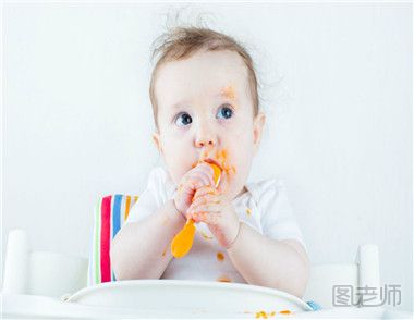 9个月宝宝添加辅食注意事项  　　9个月宝宝正式进入离乳期，规律的进食将会慢慢替代乳品的营养地位。经过几个月的辅食添加训练，宝宝可耐受的食物范围在扩大，大部分食物已经可以进食。因此，在给九个月宝宝准备辅食时，要注意以下几点： 　　1、在制作辅食时，可以加入少许调味料，以促进宝宝的味觉发育。注意调味料不要放太多，不要给宝宝准备过于重口味的饮食。 　　2、喂辅食时，可以锻炼宝宝逐步适应使用餐具，为以后独立用餐具做准备。在宝宝使用餐具后要注意做好清洁消毒。 　　3、在喂宝宝吃辅食时，要有耐心。如果宝宝对新鲜食物没有多大兴趣，家长可以将食物做得美观些，吸引宝宝的注意，想方法让宝宝对食物产生兴趣。